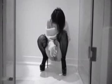 玩手游认识的98年性感纹身美女,发了个大红包顺利约到酒店,趴在床上玩手游时被扒掉裤子抽插,干的淫叫不断!