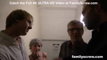 爱剪辑-潮吹女王野外露出小树林野战