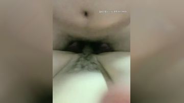 【初心小奶】高颜值苗条身材贫乳妹子夫妻啪啪，后入勐操按摩器自慰手指抽插高潮颜射