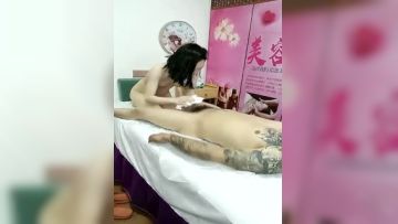 KU爱装纯的骚女人按摩店享受小哥的特殊服务，让小哥抠逼按摩棒玩弄骚穴搞的直流淫水，口交大鸡巴多体位放肆插