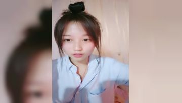 颜值很哇塞的极品小少妇全程露脸深夜激情陪狼友发骚，揉奶玩逼对着镜头掰开给狼友看特写，抠逼抠的好刺激第02集