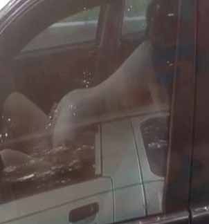 超疯狂，广州1对男女，大白天在马路边脱光车震，旁边...