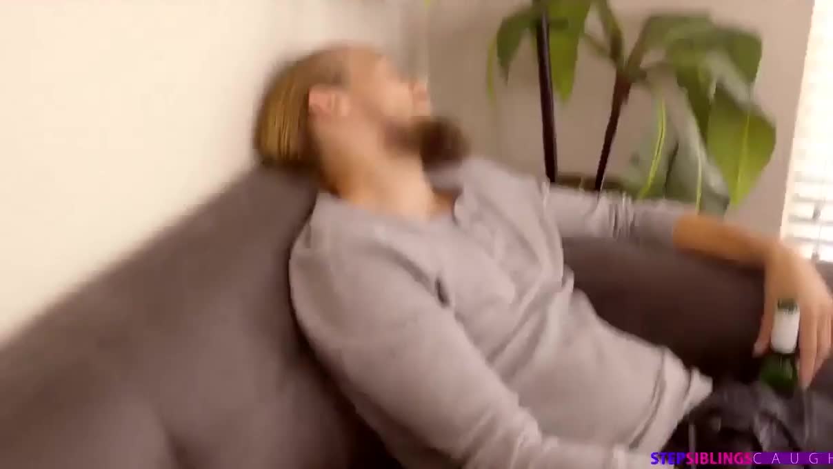 偷偷在爸爸睡着时操妹妹‘家庭幻想系列’ S9：E2_HD