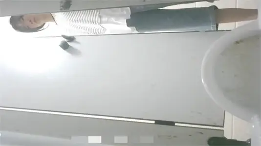 厕所偷拍新流出全景第三弹，偷窥视角刺激无限！